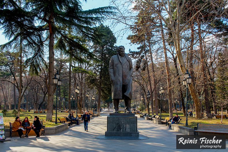Monument to Giorgi Leonidze in Tbilisi