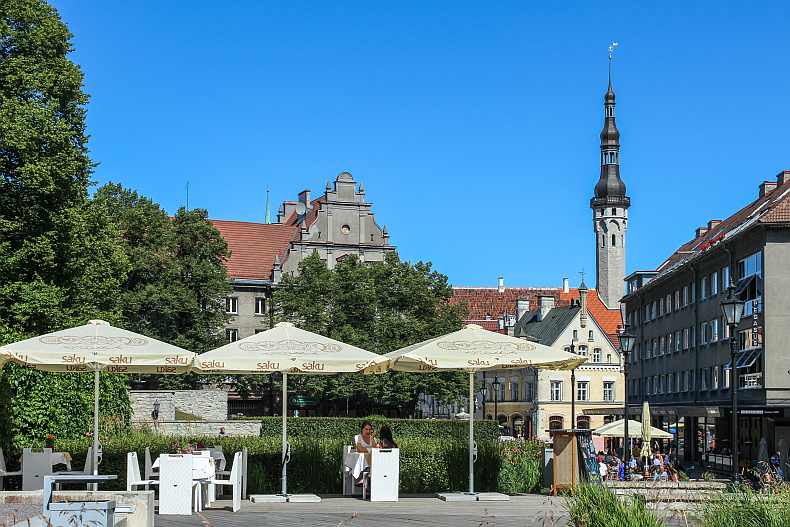 Outdoor cafeteria at Harju street green area