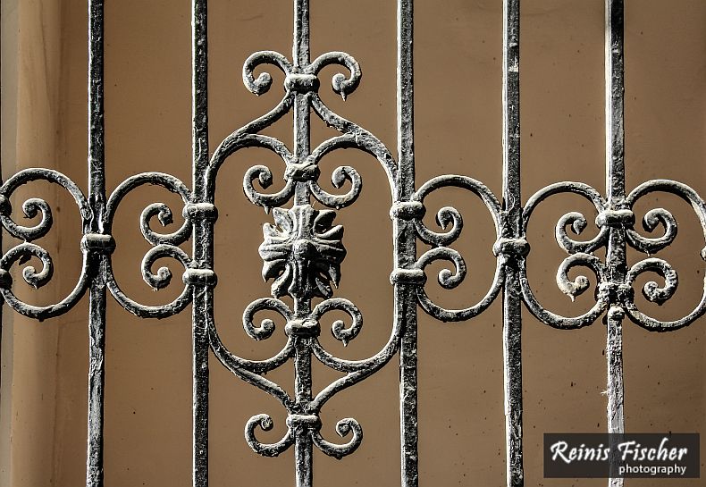 Metal gates
