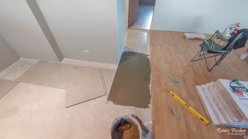 Applying glue on the floor