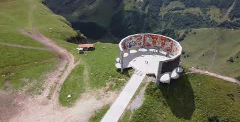 Embedded thumbnail for Georgia - Russia Friendship monument near Gudauri