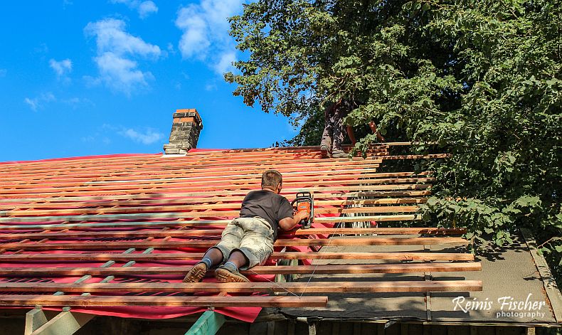 Sawing laths with chain saw