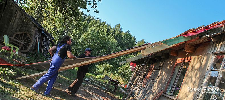 Sliding metal roof plate a top to the roof
