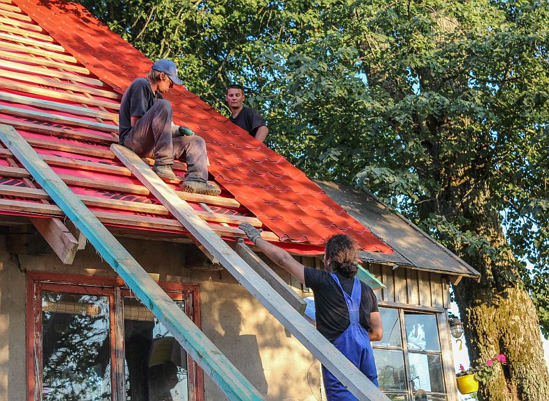 Sliding metal roof plate a top to the roof