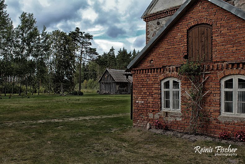 Priest's house at Saka church