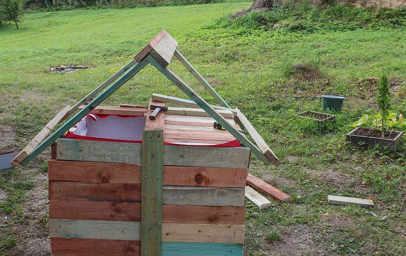 Roof for a doughouse