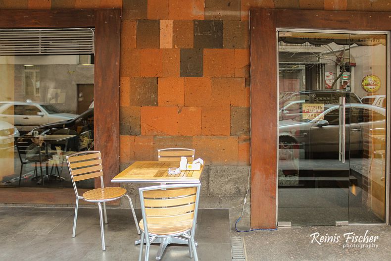 Entrance at Artashi Mot on Moscovyan street