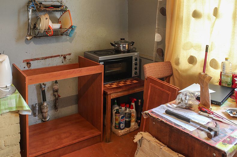 Installing kitchen cabinet