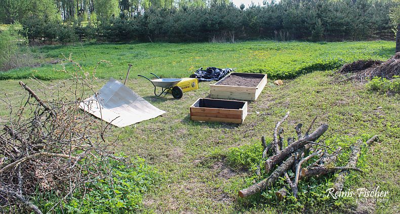 Filling boxes with a soil