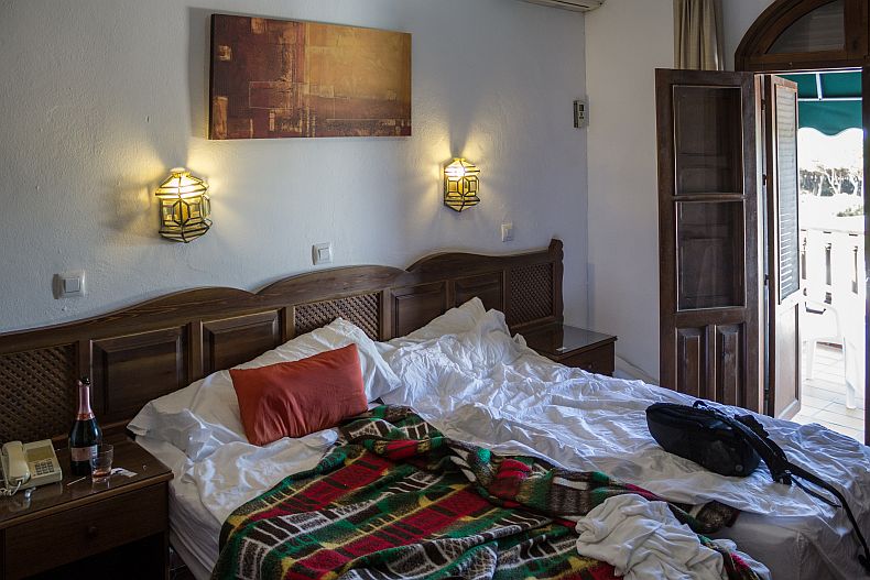 King size bed at La Codorniz hotel