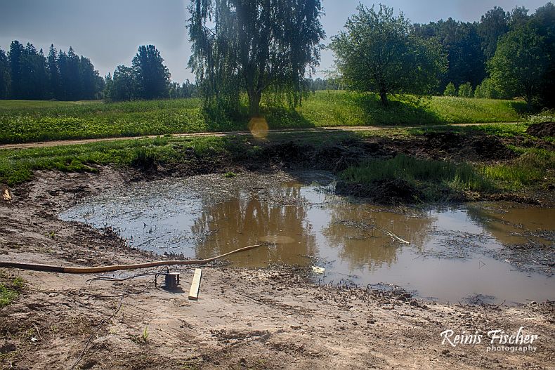 Inserting pump in the pond