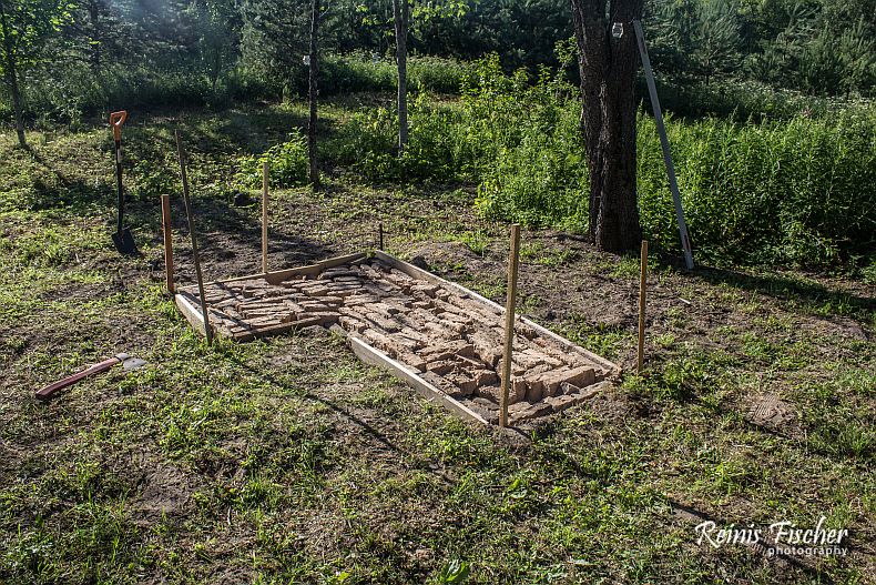 Base foundation formed using old clay bricks