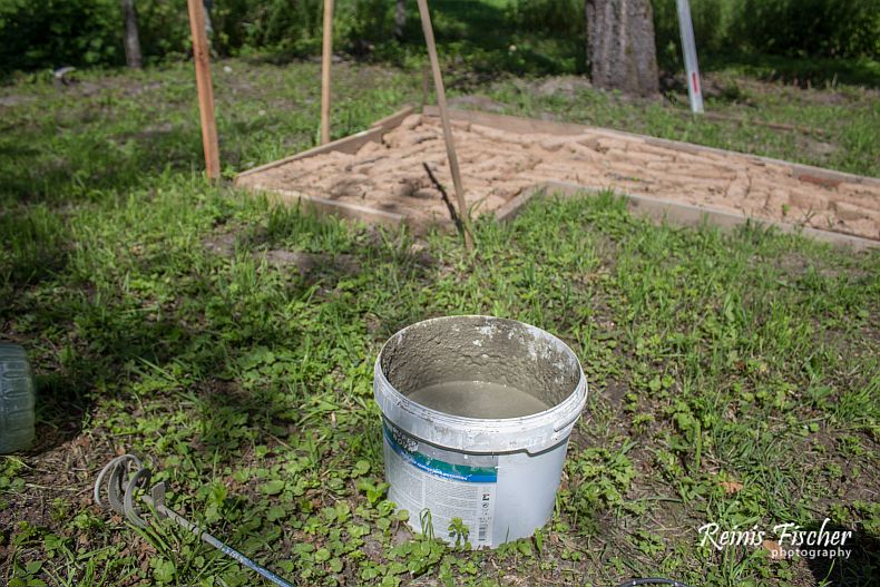 A bucket for mixing a mortar