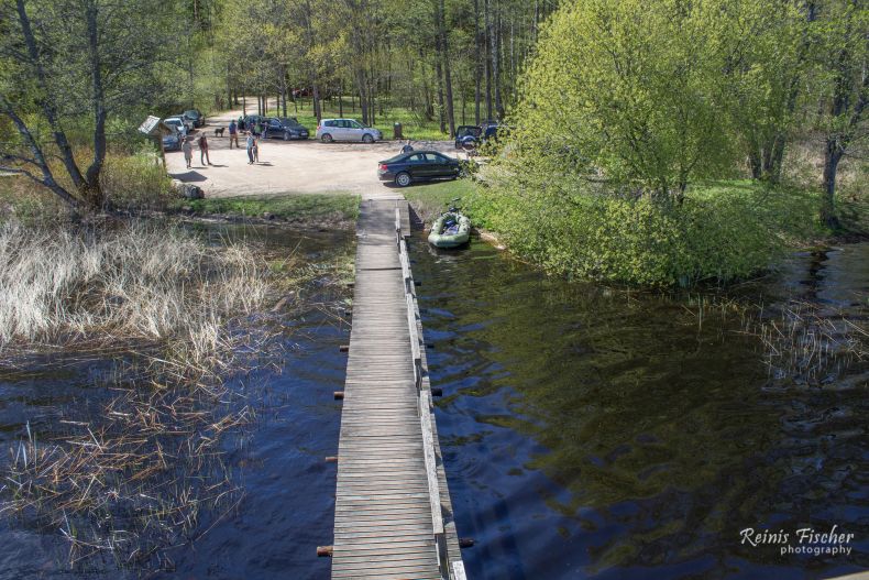 Pontoon footbridge connected to the platform
