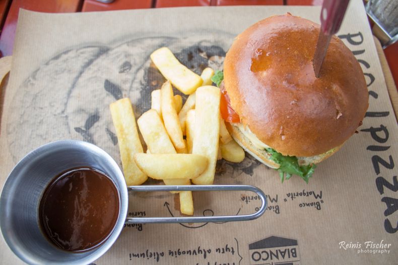 Burger at Charlie Pizza