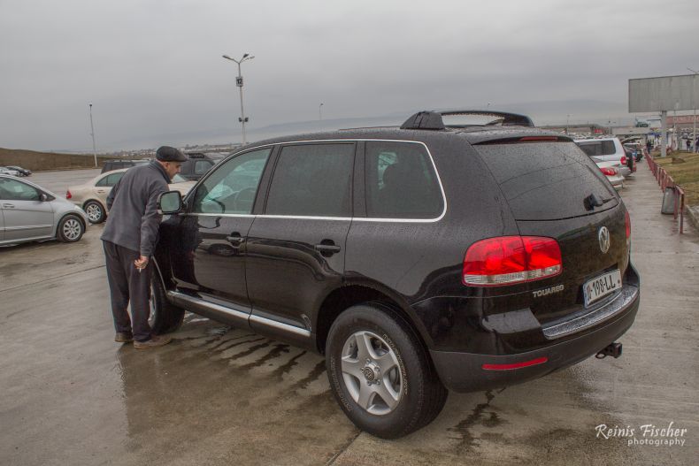 Ramaz inspects Volkswagen Touareg at Rustavi auto market