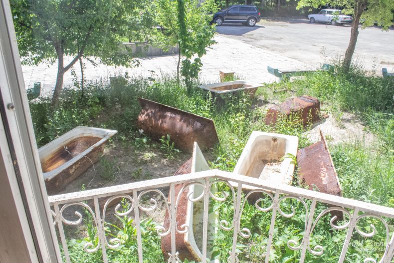 Old and rusted bathes in front of the main entrance
