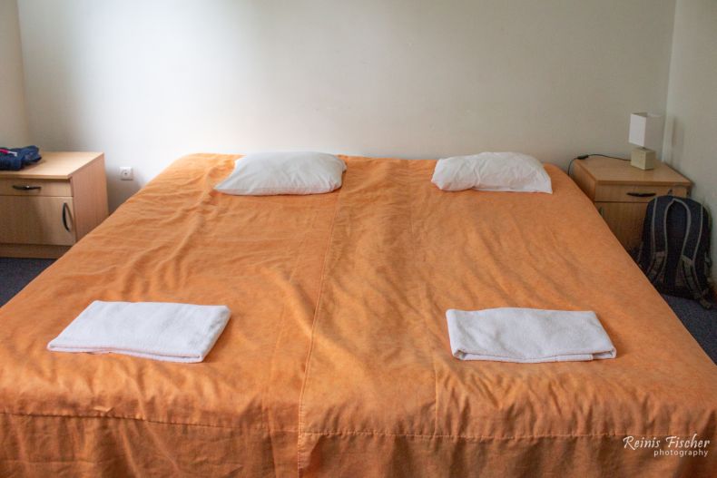 A simple, bit outdated room at hotel Keizarmezs