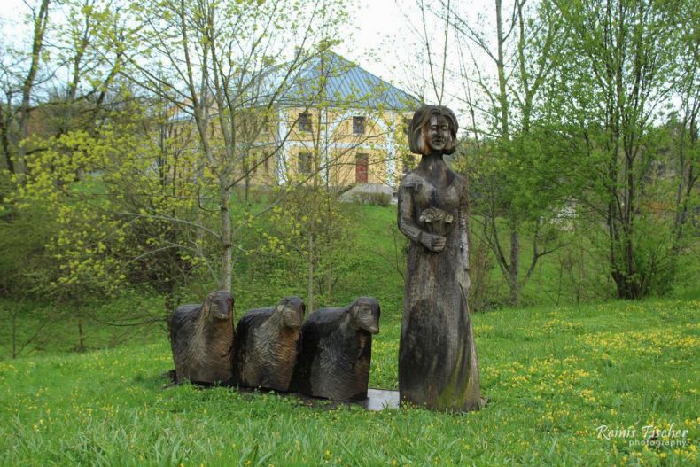 Carved sculptures near Kazdanga manor