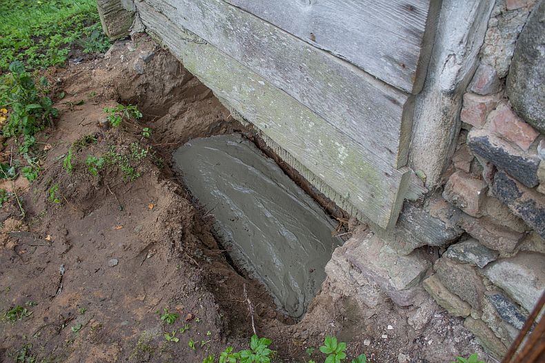 Concrete foundation footing