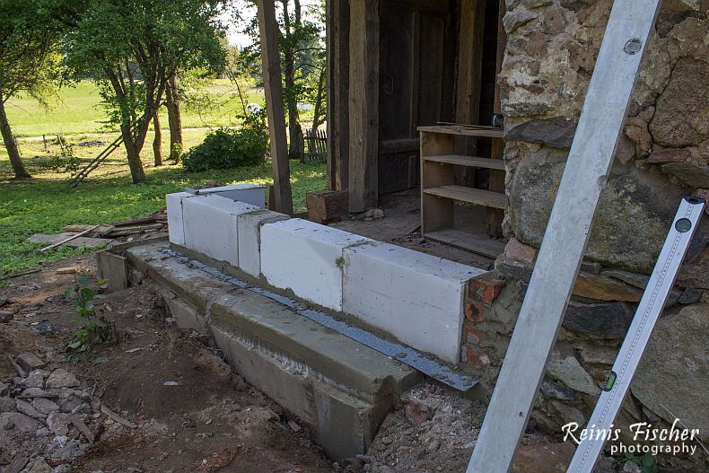 Bricklaying first row of aac blocks