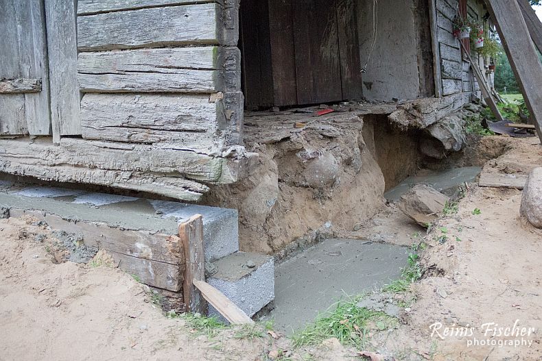 Rock fall on the foundation