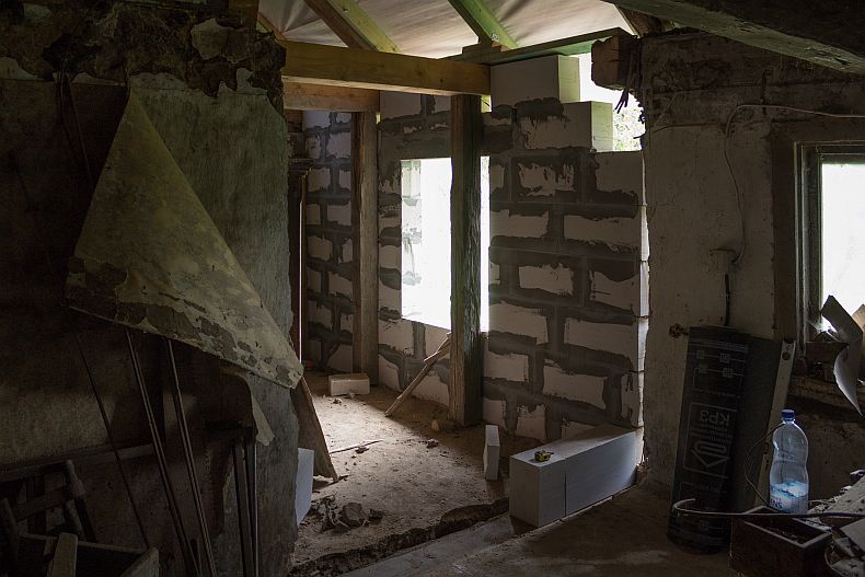 Preparing works to build aac block wall for bathroom