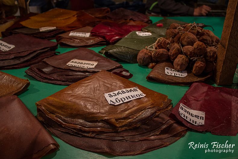 Dried plates made from fruit juice