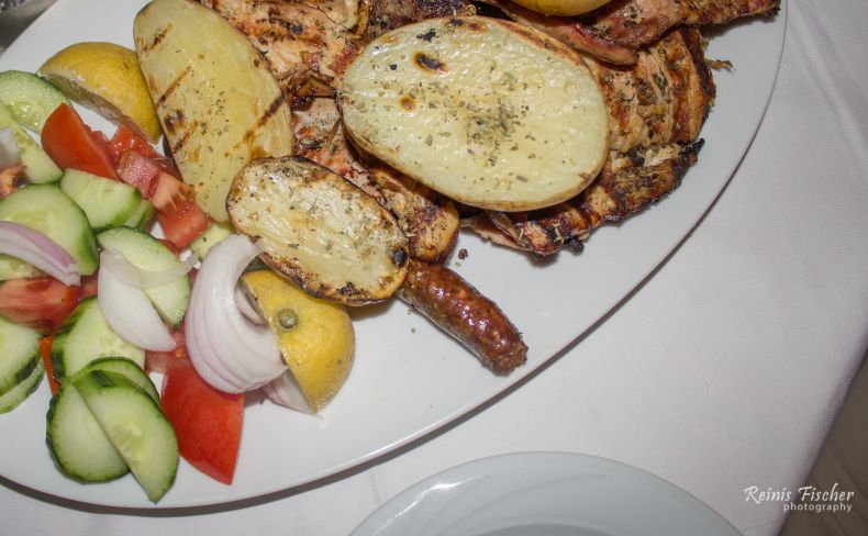 Grilled meat plate at En Plo