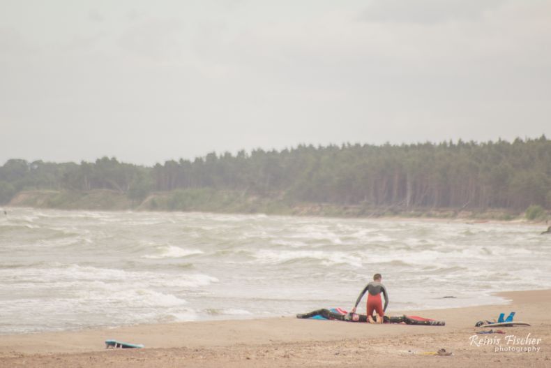 Kitsurfer preparing